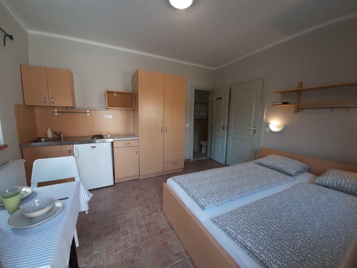 Familia Apartmanhaz ケストヘイ エクステリア 写真
