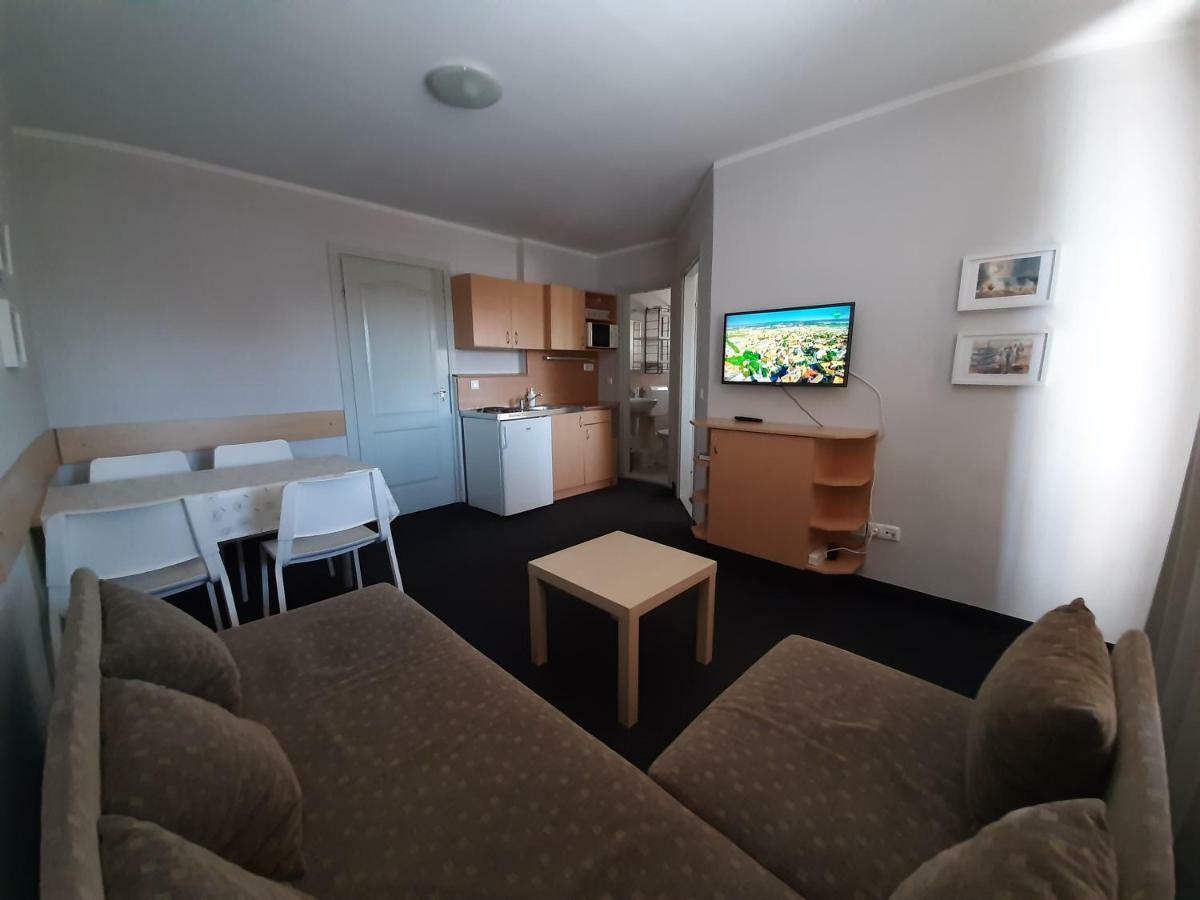 Familia Apartmanhaz ケストヘイ エクステリア 写真